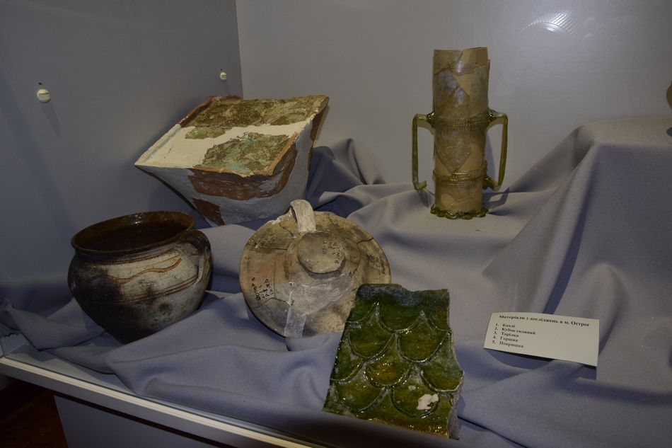 Віднайдені на Острожчині фрагменти посуду та плитки