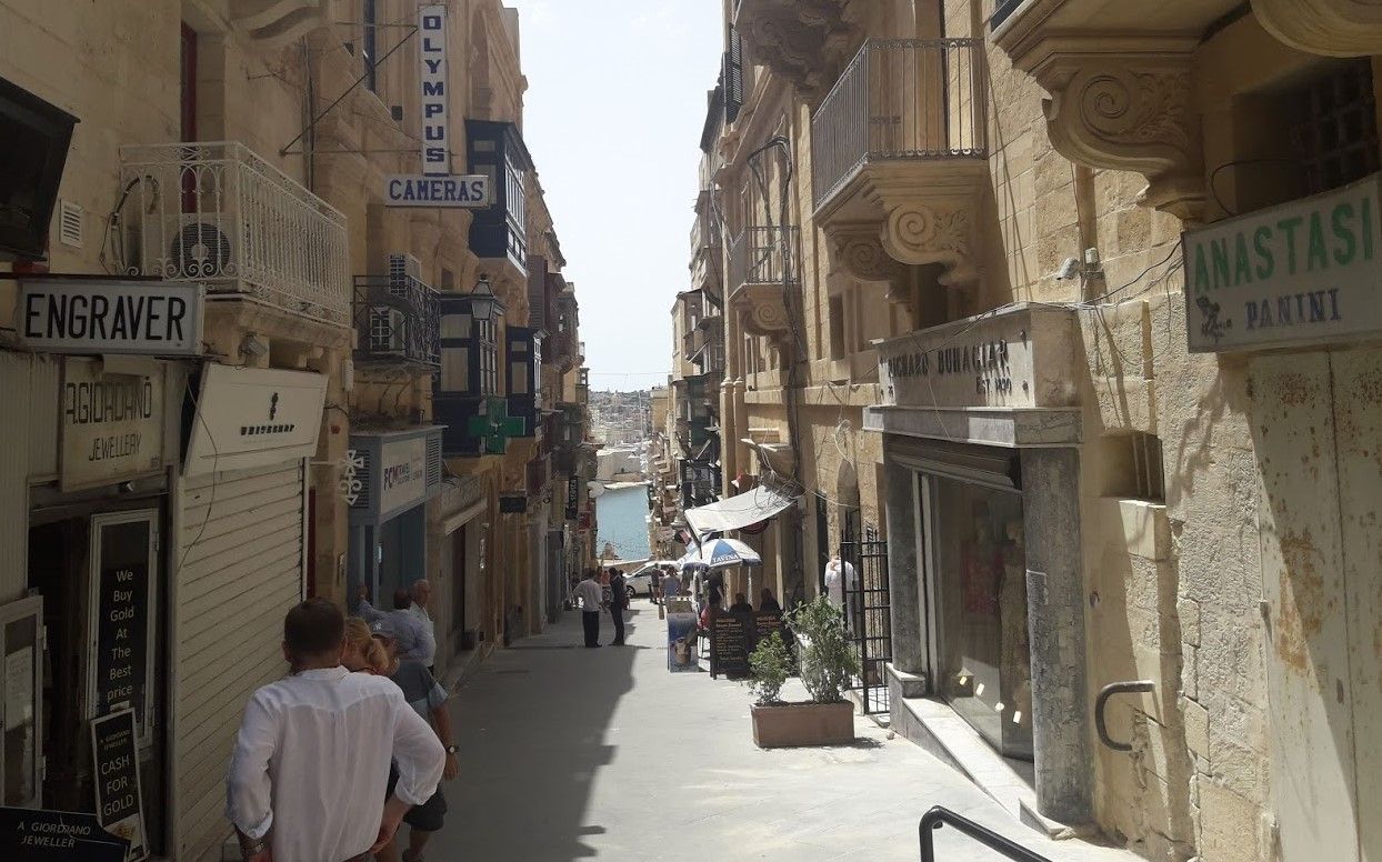 Валетта, столиця Мальти: типова вуличка, яка закінчується виходом до моря