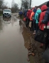 «Озеро» посеред дороги: мешканці селища на Рівненщині показали, як ходять на роботу