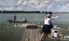 У шкільній формі випускниці з села на Рівненщині стрибнули у річку (ВІДЕО)