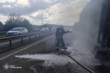 Пожежа на Київ-Чоп: колеса вантажівки згоріли, а деревину - врятували