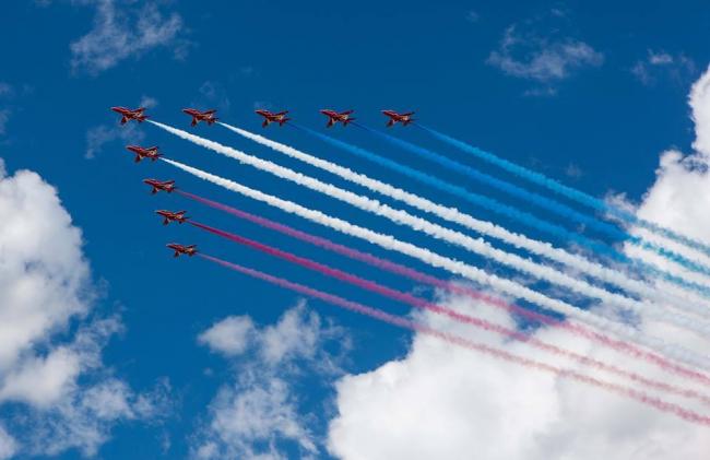 Британські ВПС (RAF – Royal Air Force)  вже котрий місяць, з 1-го квітня, святкують 100-річчя свого утворення. Яскраві небесні паради, ярмарки на підтримку ветеранів, шоу й екскурсії для молоді — все це на славу найстаріших в світі повітряних сил. Сьогодні  RAF посідає десяте місце в списку найбільших роботодавців в Об'єднаному Королівстві — 37 200 людей.