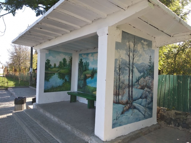 На Дубенщині стіни сільської зупинки розмалювали як 4 пори року