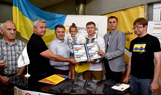 Донька Героя та чиновники погасили у Рівному марку «Доброго вечора, ми з України!» 