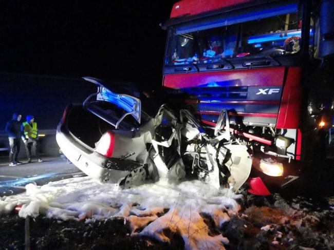 ДТП на Київ-Чоп: вантажівка розтрощила легковика, двоє людей загинули