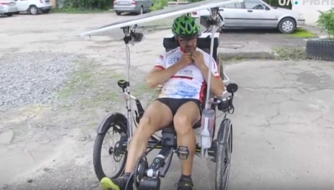 Їде з Франції до Китаю на велосипеді з сонячними панелями 