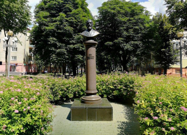 Пам’ятник Нілу Хасевичу встановлено в Рівному на бульварі Директорії
