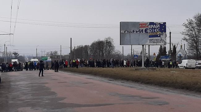 Пікети в Городку: активісти страйкують,  а Kronospan закликає до публічного діалогу