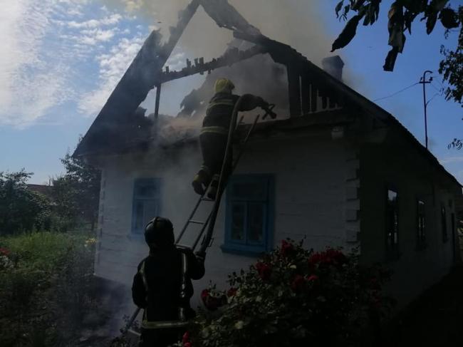 Пожежники з двох сіл рятували в Рокитному будинок