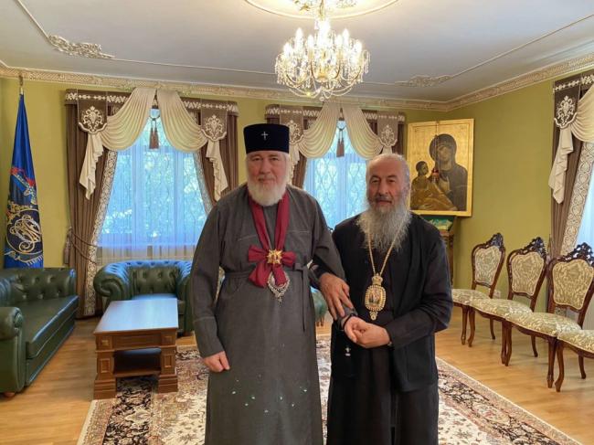 митрополит Варфоломій - ліворуч