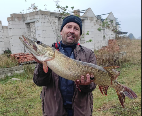  Рибалка спіймав на Млинівщині річкового монстра (ФОТО)