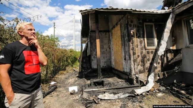 Віталій Шабунін біля свого будинку, який згорів у липні
