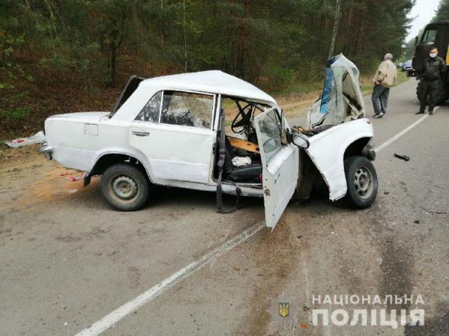 Водій ВАЗу, що влетів в КамАЗ на Костопільщині, отримав важкі травми (ВІДЕО)