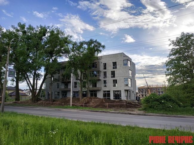Будинок на Чорновола, який, кажуть міські чиновники, збудовано незаконно таким високим