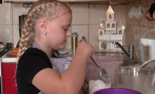 Дівчинка з Рівненщини пече паски з семи років (ВІДЕО)